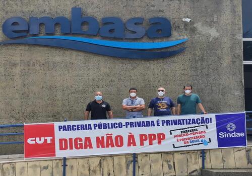 Sindae faz protesto na porta da Embasa contra proposta de PPP em Feira de Santana